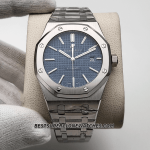High-quality replica Royal Oak 15400 showing date window at 3 o’clock on blue dial