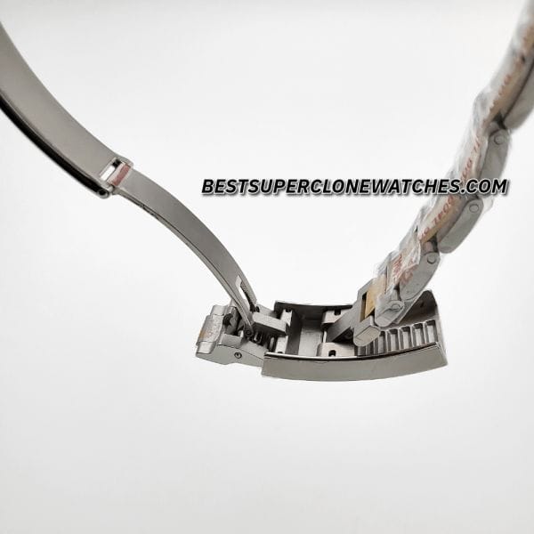 Luxury Swiss clone of Rolex Submariner featuring 3235 automatic movement