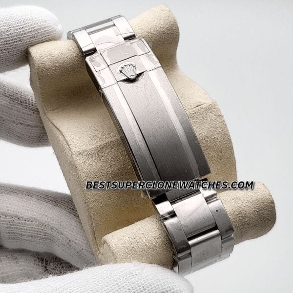 Rolex Submariner Date 3235 Swiss super clone featuring a classic black dial and Oystersteel case—a luxury replica watch.