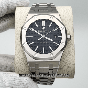 High-quality replica Royal Oak 15400 showing classic dial layout and date window at 3 o’clock