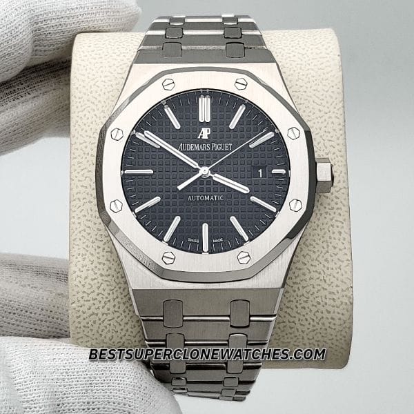 High-quality replica Royal Oak 15400 showing classic dial layout and date window at 3 o’clock