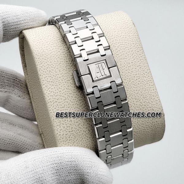 Fake AP Royal Oak Jumbo watch with ultra-thin platinum case and integrated bracelet