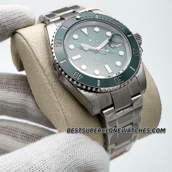 Rolex Submariner Hulk Date 3135 Swiss super clone featuring a green dial, Oystersteel case, and Swiss craftsmanship—a luxury replica watch.
